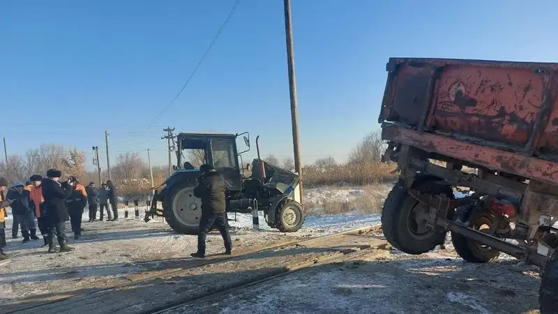 Поезд протаранил трактор в Жетысуской области, погиб мужчина