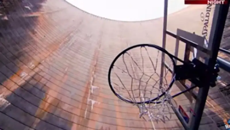 Австралиец попал в баскетбольное кольцо со 126-метровой высоты