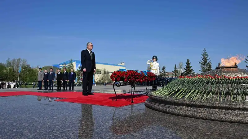 Токаев возложил цветы к монументу "Отан Ана"