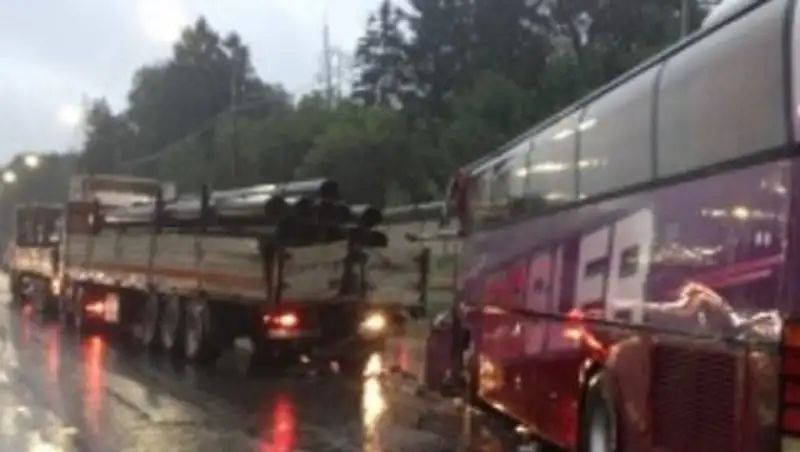 В Подмосковье пассажирский автобус столкнулся с двумя грузовиками