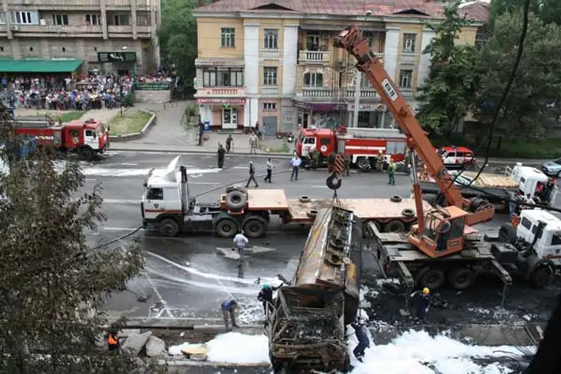 Поняв, что водителю бензовоза уже ничем не помочь, сотрудники ДЧС принялись эвакуировать жильцов горевшего дома (фото), фото - Новости Zakon.kz от 28.06.2013 15:58