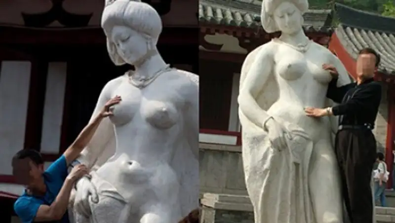 Китайских туристов попросили оставить в покое грудь обнаженной статуи