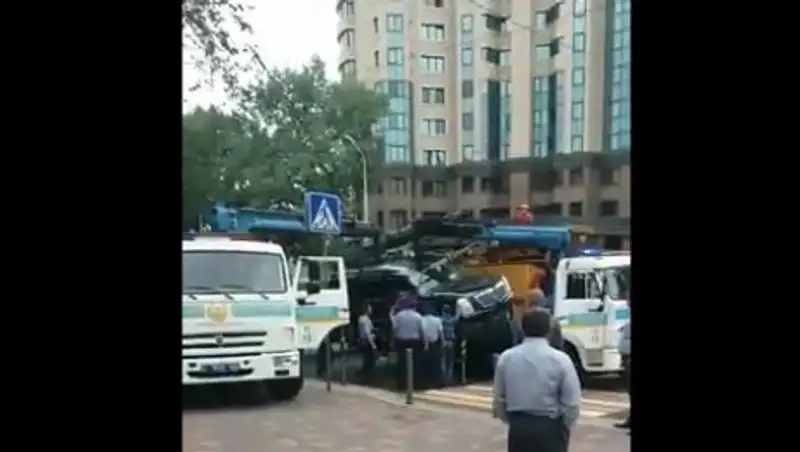 В Алматы во время погрузки на полицейский эвакуатор повредили Cadillac Escalade