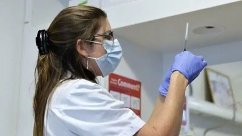 Вакцина против Эболы станет доступна не раньше 2015 года