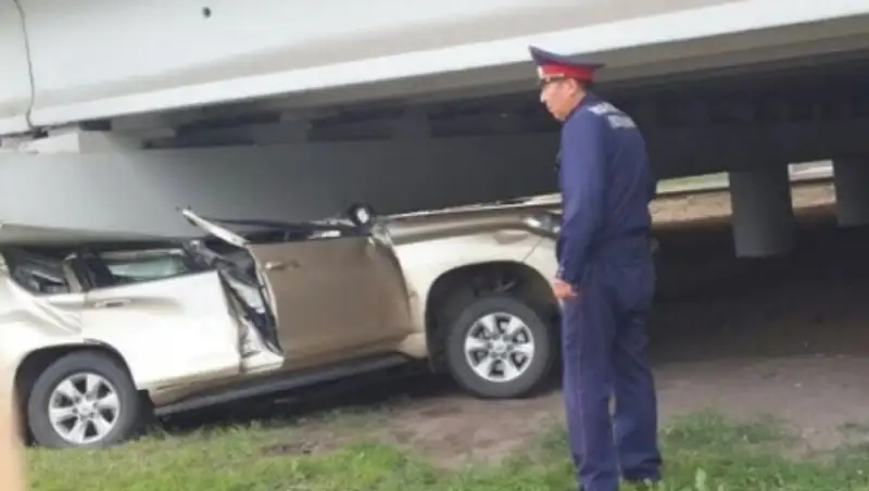 Водитель внедорожника, врезавшийся в опору моста в Астане, находится в реанимации