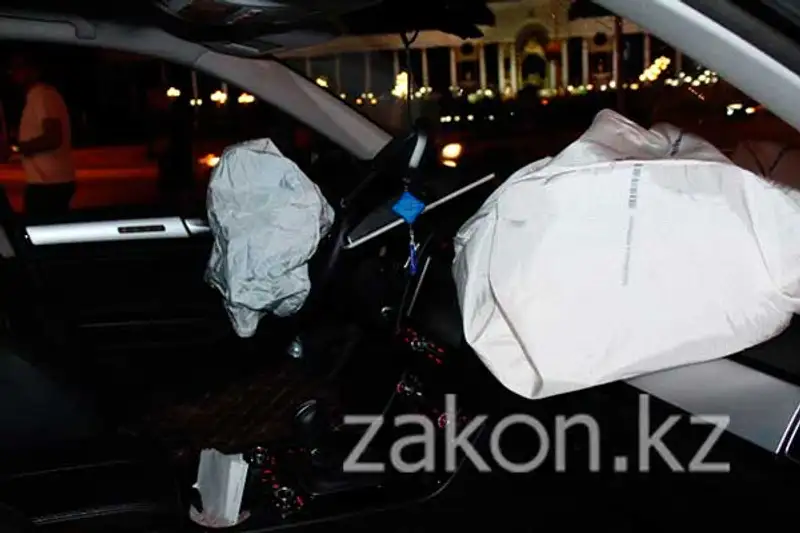 Туарег перевернул Тойоту на пр. аль-Фараби в Алматы (фото), фото - Новости Zakon.kz от 05.09.2013 20:16