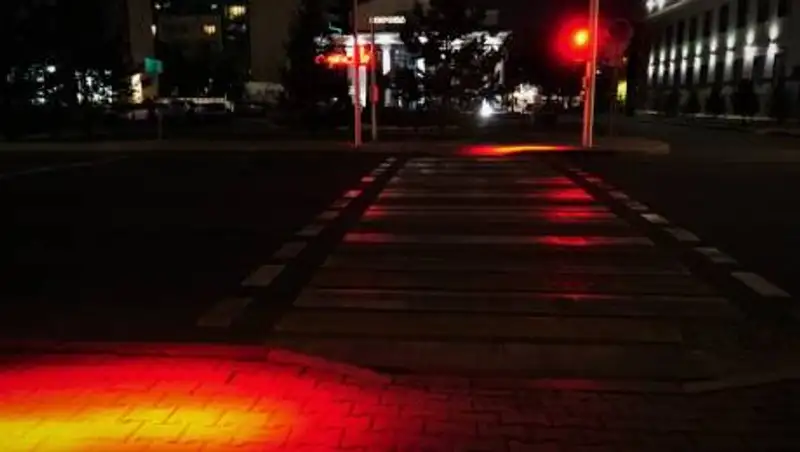 "Поколение с опущенной головой" - новые светофоры появились на улицах Нур-Султана