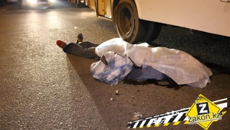 В Алматы автобус насмерть сбил женщину, которая перебегала дорогу