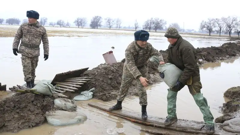 Военнослужащие Вооруженных сил пришли на помощь сельчанам, фото - Новости Zakon.kz от 06.02.2023 12:03