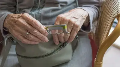 пожилой жертве вернули украденные деньги, фото - Новости Zakon.kz от 23.08.2023 19:15