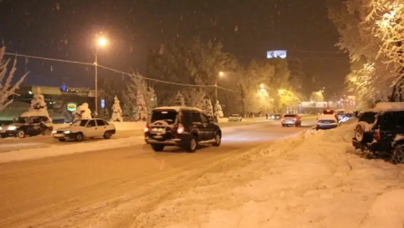 В Алматы выпало 15 см снега, продолжается очистка улиц