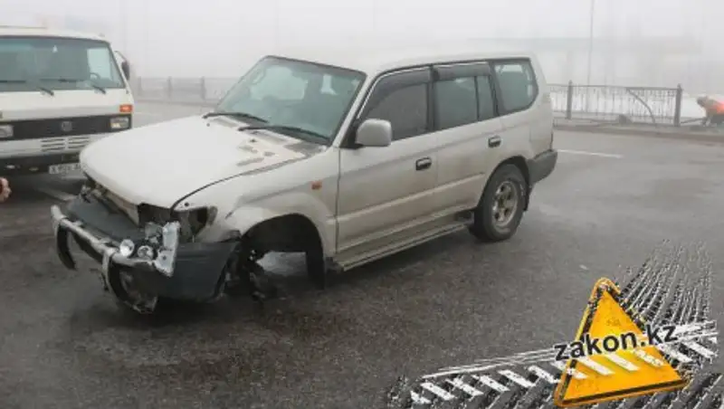 В Алматы водитель Prado не справился с управлением и лишился колеса