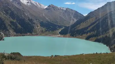 КазАвтоЖол обратился к туристам, которые поднимаются на машинах на БАО , фото - Новости Zakon.kz от 31.08.2023 12:37