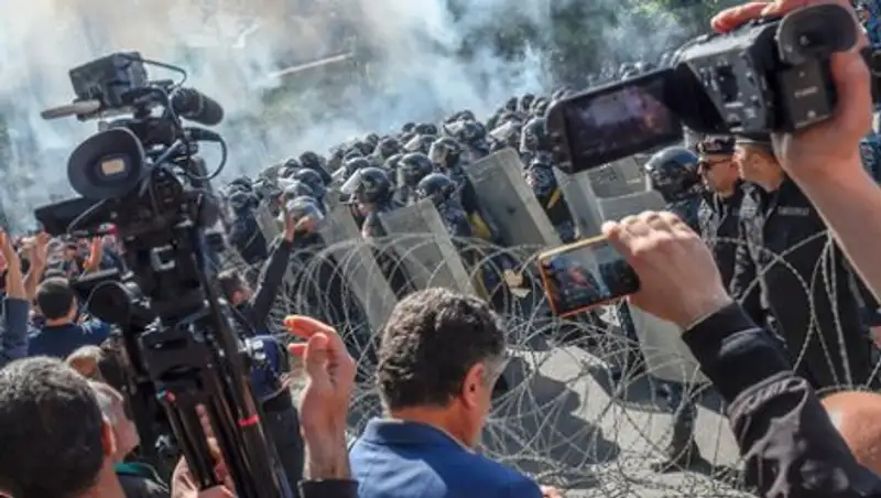 В Ереване полиция пытается разблокировать центральный проспект