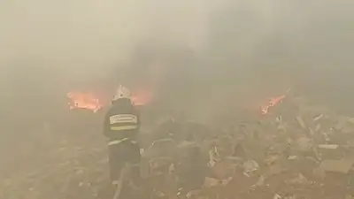 Вторые сутки тушат крупный пожар на свалке в Павлодаре