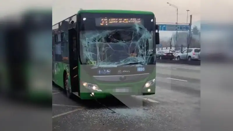 Шесть человек пострадали при столкновении двух автобусов в Алматы