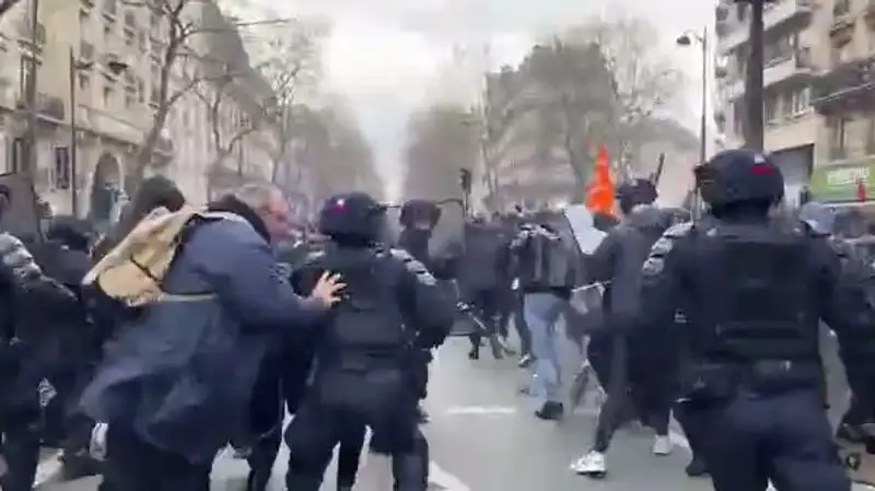 В Париже акции протеста переросли в столкновения с полицией
