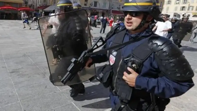 Французские полицейские с автоматами ворвались в отель с российскими фанатами