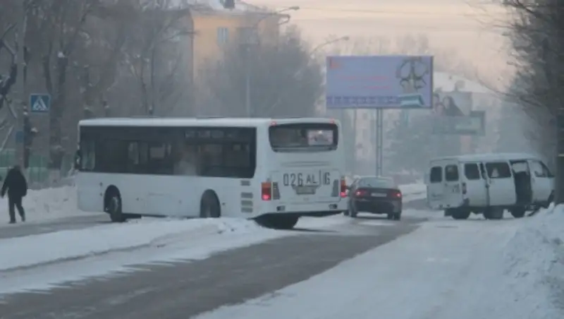В Усть-Каменогорске из-за ДТП автобус и маршрутка перегородили часть дороги