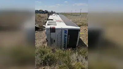 под Экибастузом перевернулся автобус с вахтовиками, фото - Новости Zakon.kz от 26.07.2022 16:27