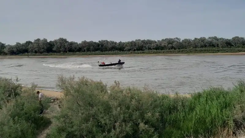 Третьи сутки ищут тела двух утонувших подростков в Атырау