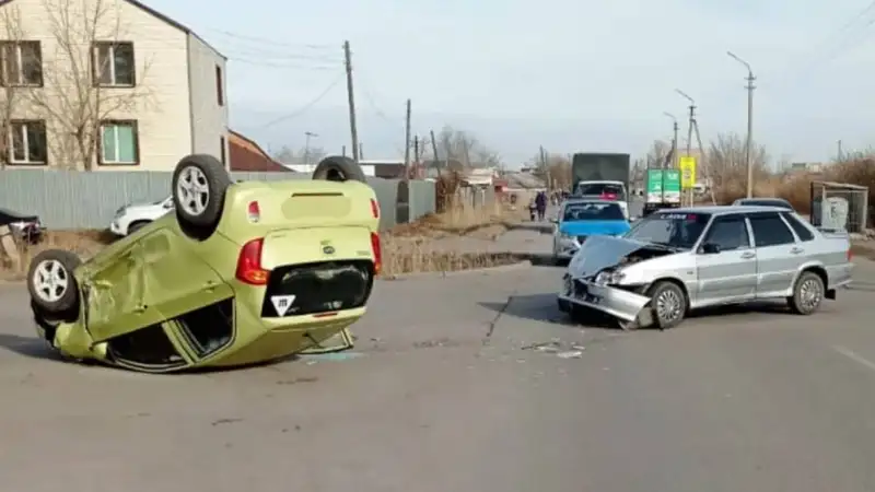 В Нур-Султане Kia опрокинулась на крышу после ДТП 