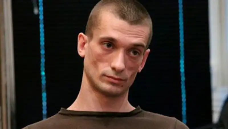 Прекращено дело против прибившего себя к Красной площади художника