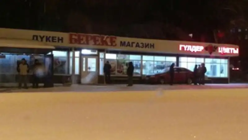 В Усть-Каменогорске автомобиль сбил трех человек на остановке