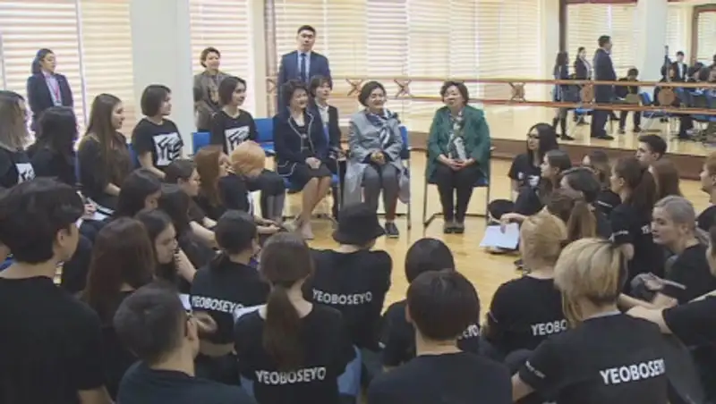 Первая леди Кореи встретилась с казахстанскими студентами