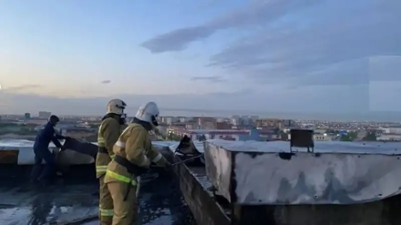 В Атырау крупный пожар произошел на крыше жилого комплекса