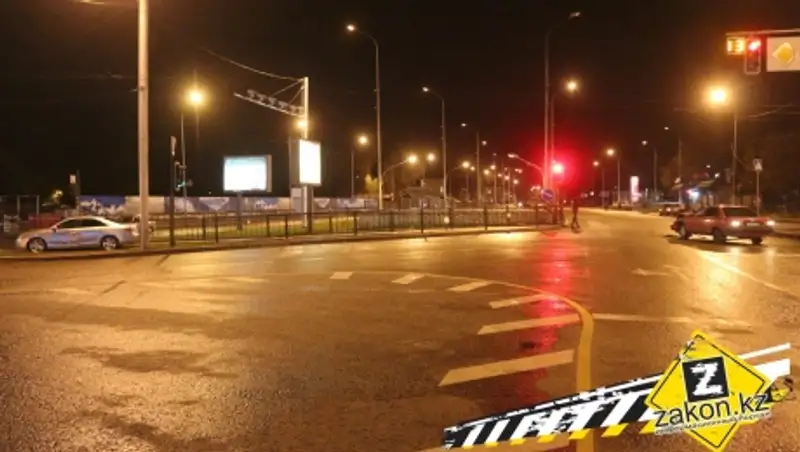 Водитель Ауди выехал на "красный" и протаранил Тойоту Камри в Алматы