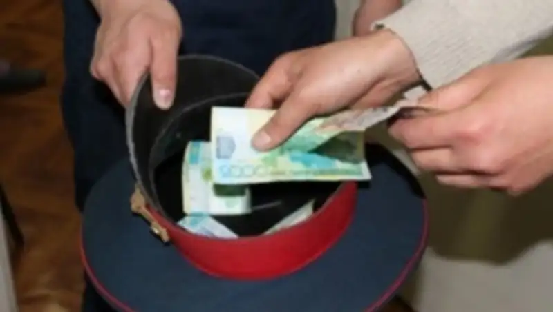В Павлодаре полицейский получил взятку в 200 тысяч тенге