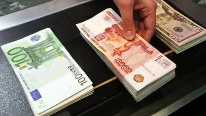 Тенге продолжает слабеть