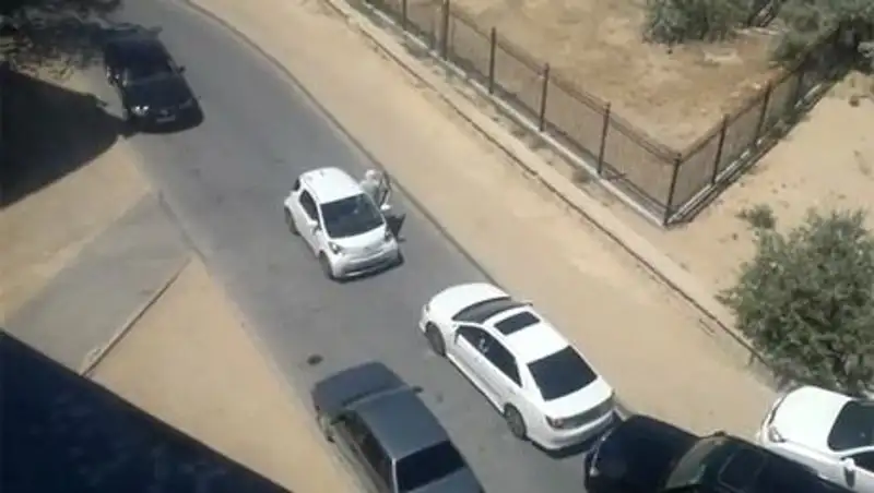 В Актау принципиальная женщина устроила пробку внутри микрорайона