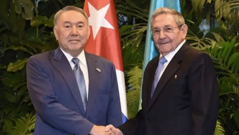 Кастро передал привет Назарбаеву