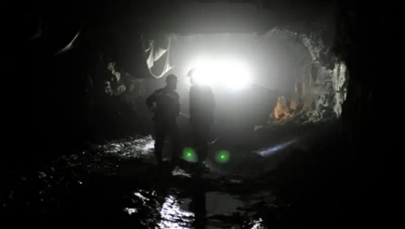 Три горняка находятся под завалами в угольной шахте на Кузбассе