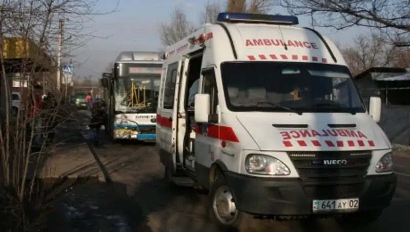 В Алматы произошло столкновение минивэна с автобусом