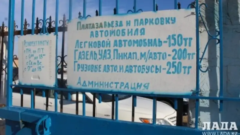 В Актау у авторынка продолжается конфликт между сотрудниками ДПС и автовладельцами
