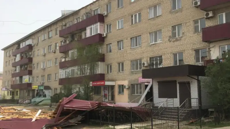 Ветер сорвал крыши со школы и дома в Атырауской области