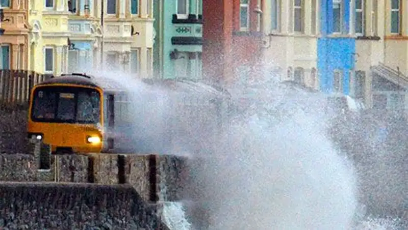 В Британии шторм "смыл" железнодорожное полотно, оставив жителям мертвых черепах