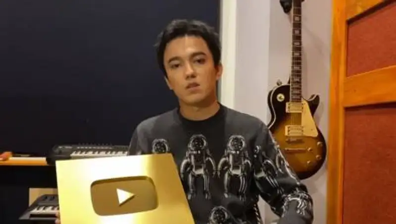 Димаш Кудайберген получил Золотую кнопку от YouTube