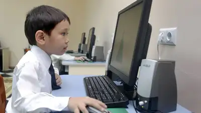 Токаев пообещал проверить качество интернета в сельских школах, фото - Новости Zakon.kz от 05.10.2023 12:41
