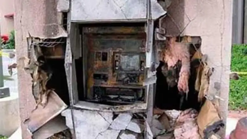 Контуженный грабитель не сумел взять 15,6 млн рублей из взорванного банкомата