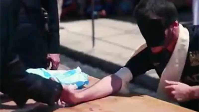 Боевики ИГ отрубили двум мальчикам руки за отказ казнить пленных