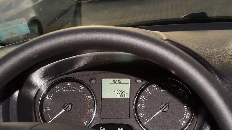 В Астане женщина ехала за рулем автомобиля и держала малыша на руках