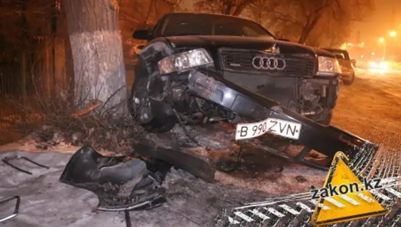 В Алматы предположительно нетрезвый пешеход упал под колеса автомобиля