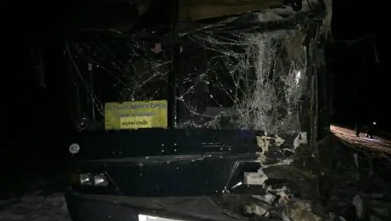 Автобус с пассажирами столкнулся с грузовиком на павлодарской трассе