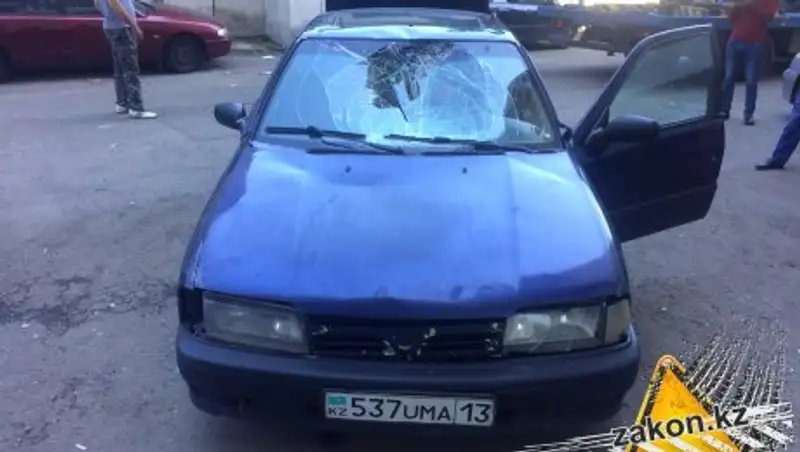 В Алматы гость из Шымкента сбил пешехода и скрылся, бросив машину во дворах 