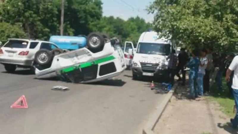 В Алматы машина инкассаторов перевернулась от столкновения с поливалкой