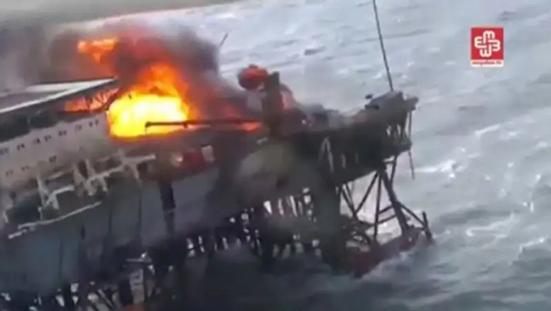 Найдено тело одного из пропавших после пожара на платформе на Каспии